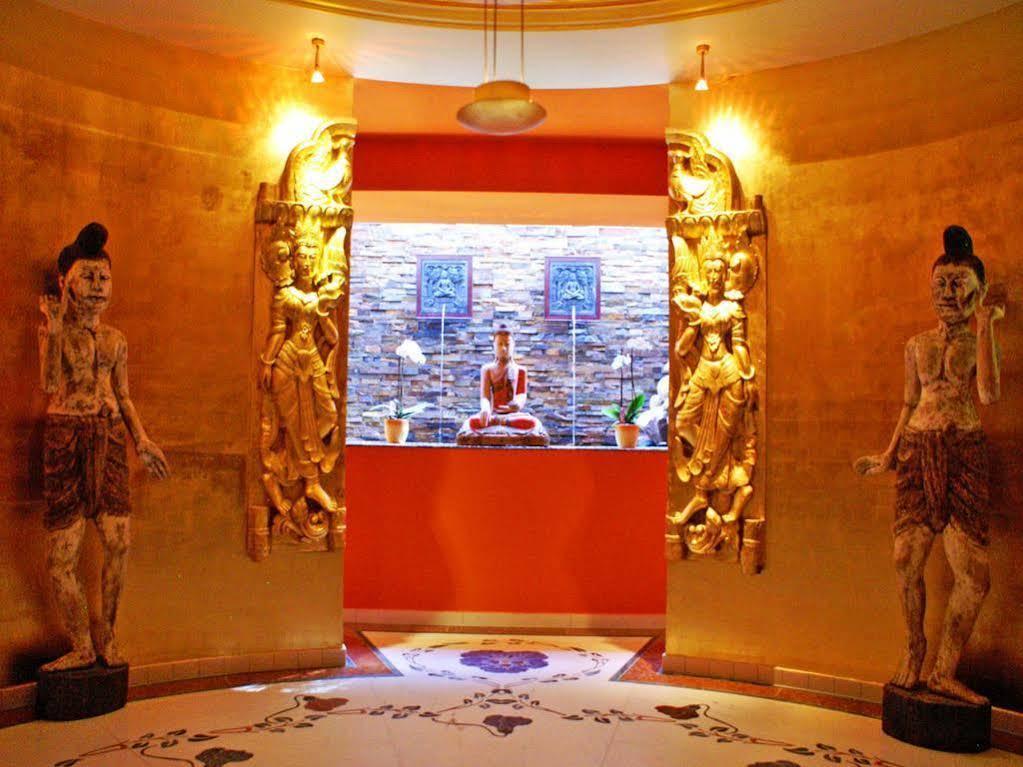 Grand Hotel Остзебад Бинц Екстериор снимка The bar at the entrance of the nightclub