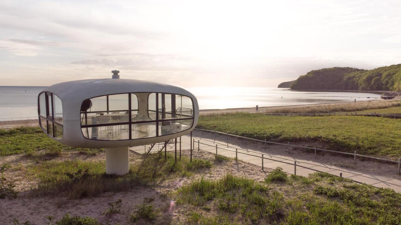 Grand Hotel Остзебад Бинц Екстериор снимка The 1960s-built lifeguard tower at the beach