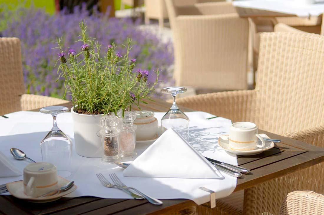 Grand Hotel Остзебад Бинц Екстериор снимка A table set for fine dining