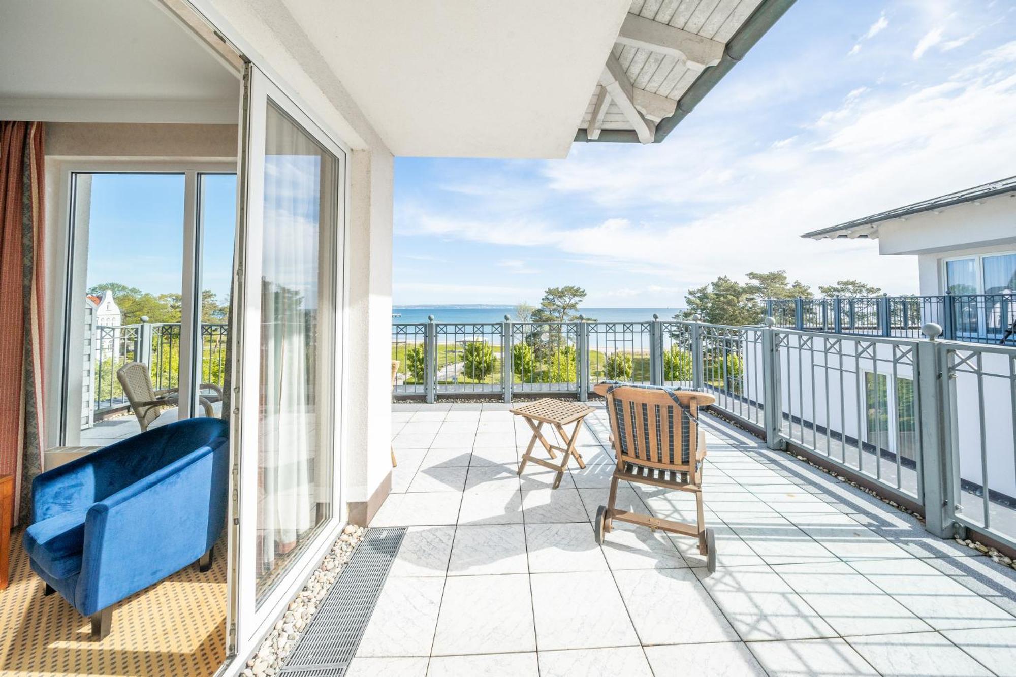 Grand Hotel Остзебад Бинц Екстериор снимка A balcony
