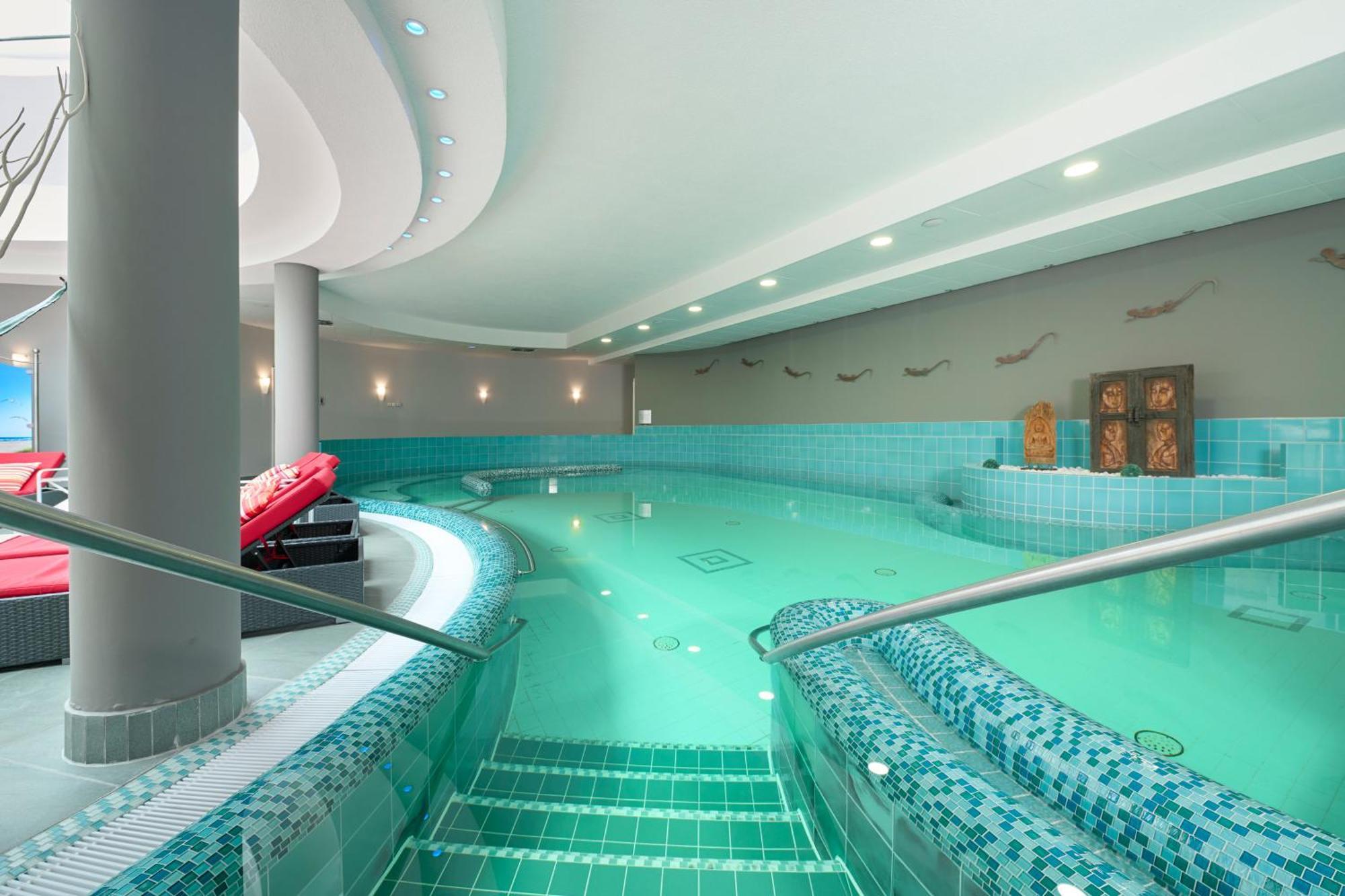 Grand Hotel Остзебад Бинц Екстериор снимка The swimming pool at the hotel