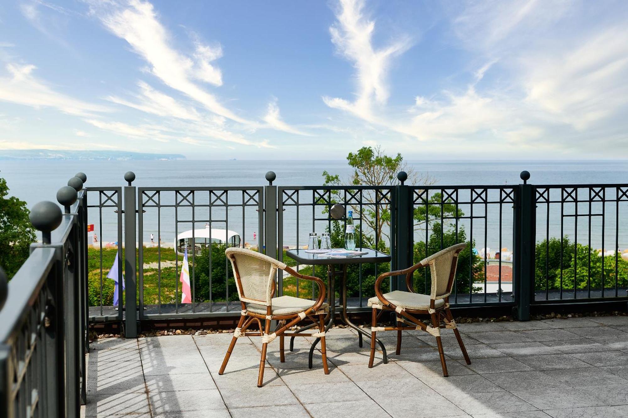Grand Hotel Остзебад Бинц Екстериор снимка A balcony
