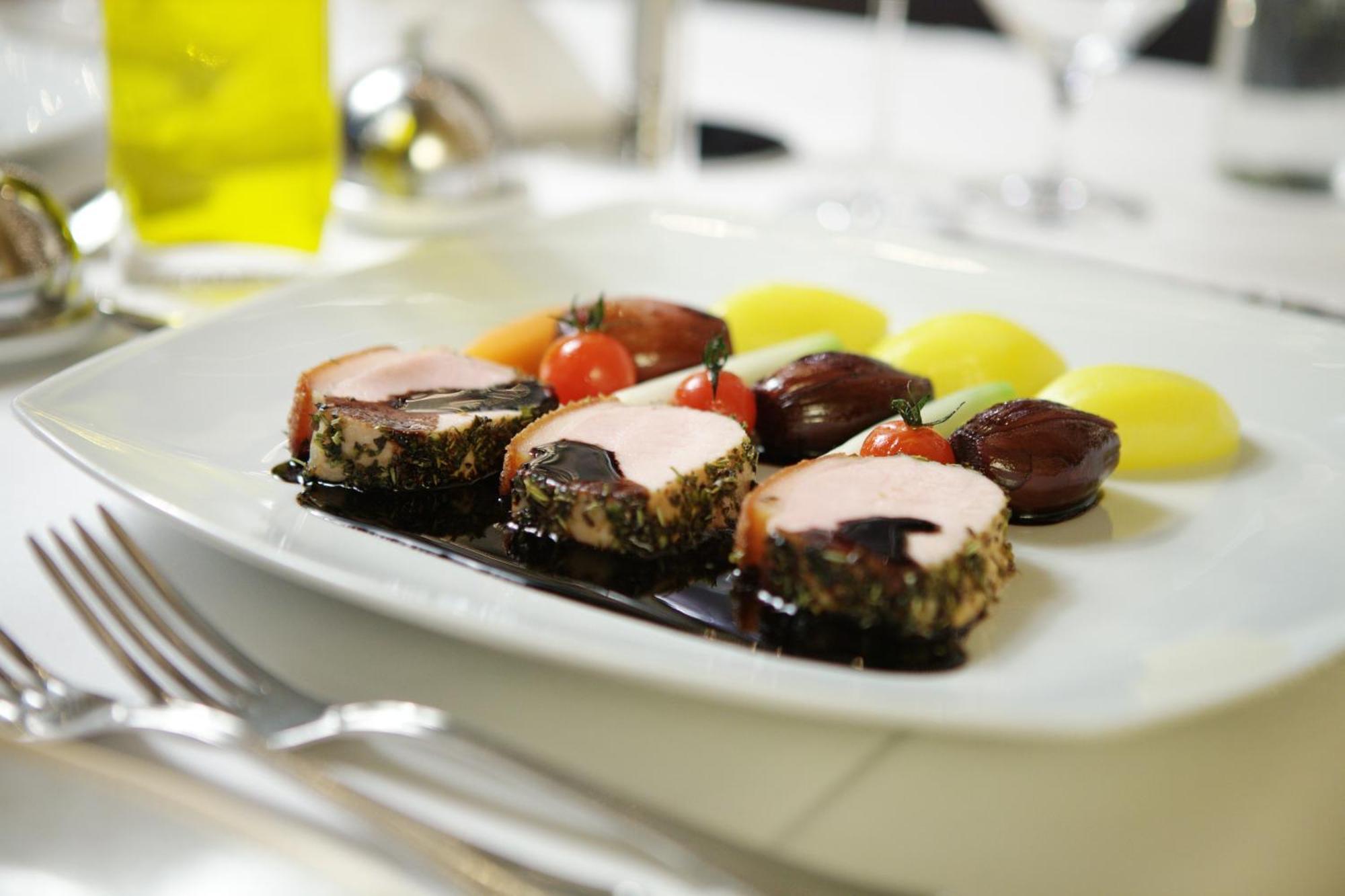 Grand Hotel Остзебад Бинц Екстериор снимка A plate of pork tenderloin