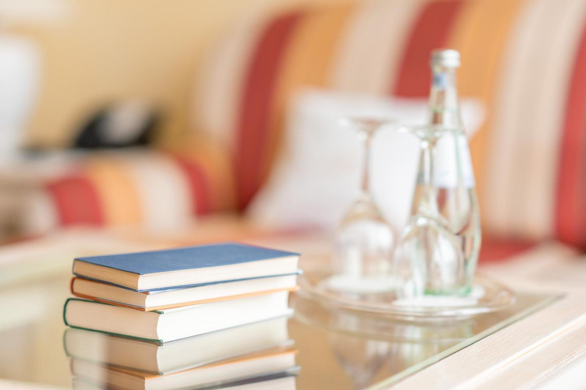 Grand Hotel Остзебад Бинц Екстериор снимка A stack of books