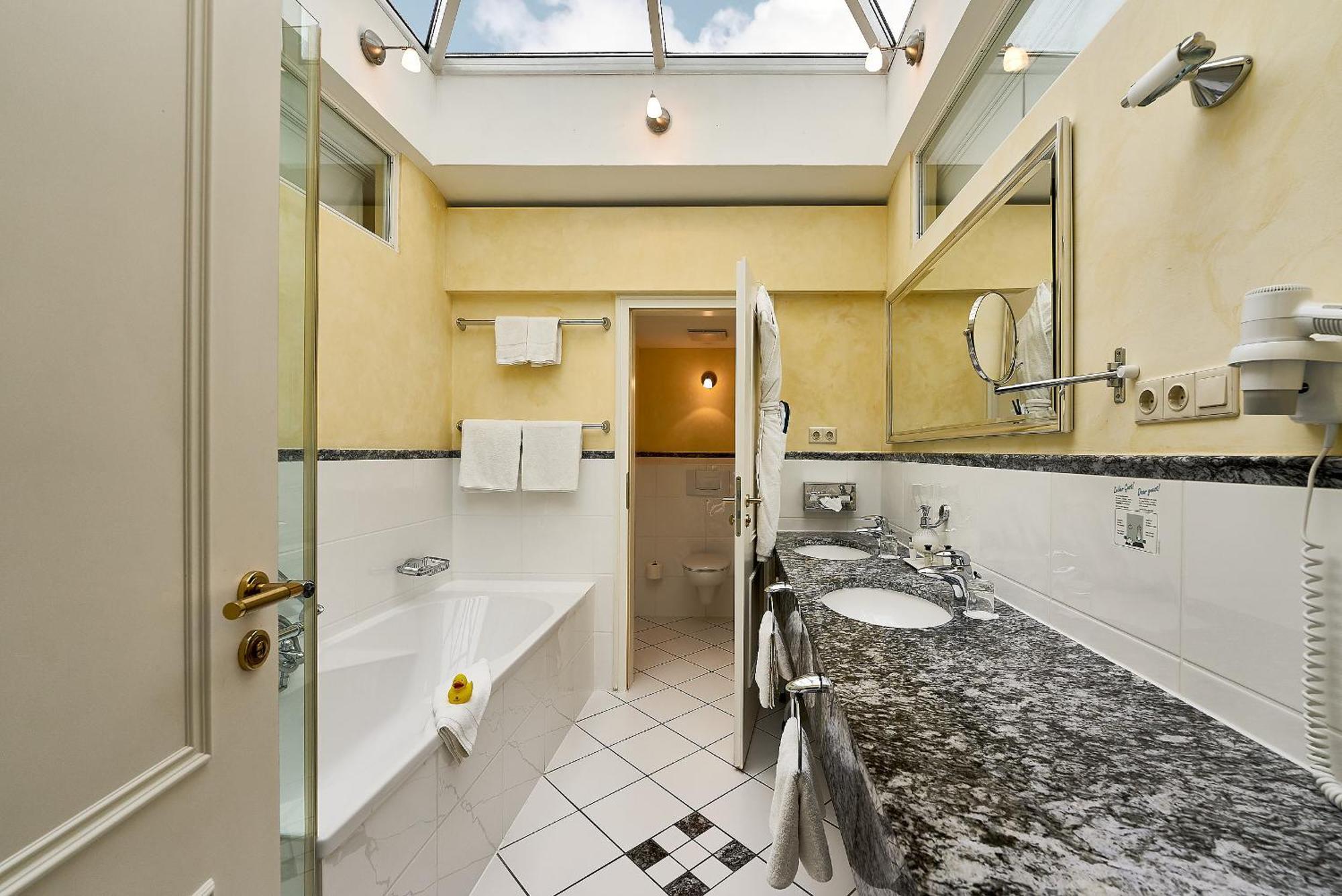 Grand Hotel Остзебад Бинц Екстериор снимка Bathroom