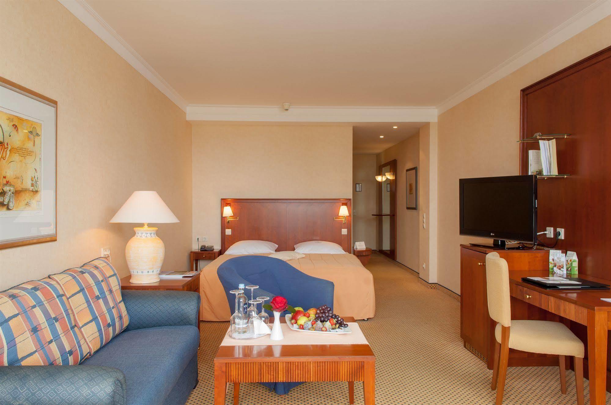 Grand Hotel Остзебад Бинц Екстериор снимка A typical hotel room