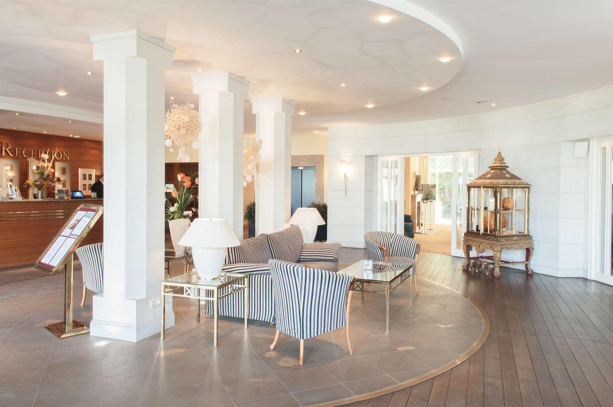 Grand Hotel Остзебад Бинц Екстериор снимка The lobby of the hotel