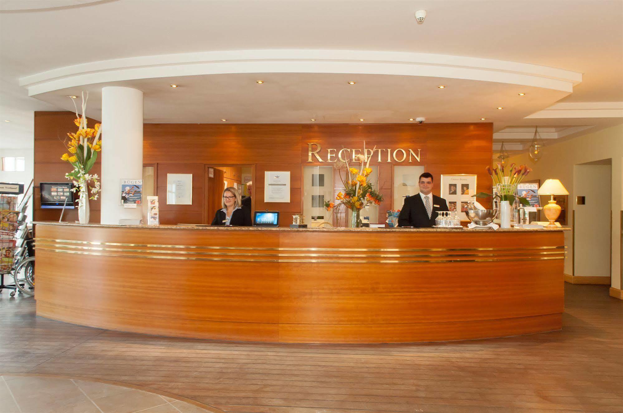 Grand Hotel Остзебад Бинц Екстериор снимка Reception desk at a hotel